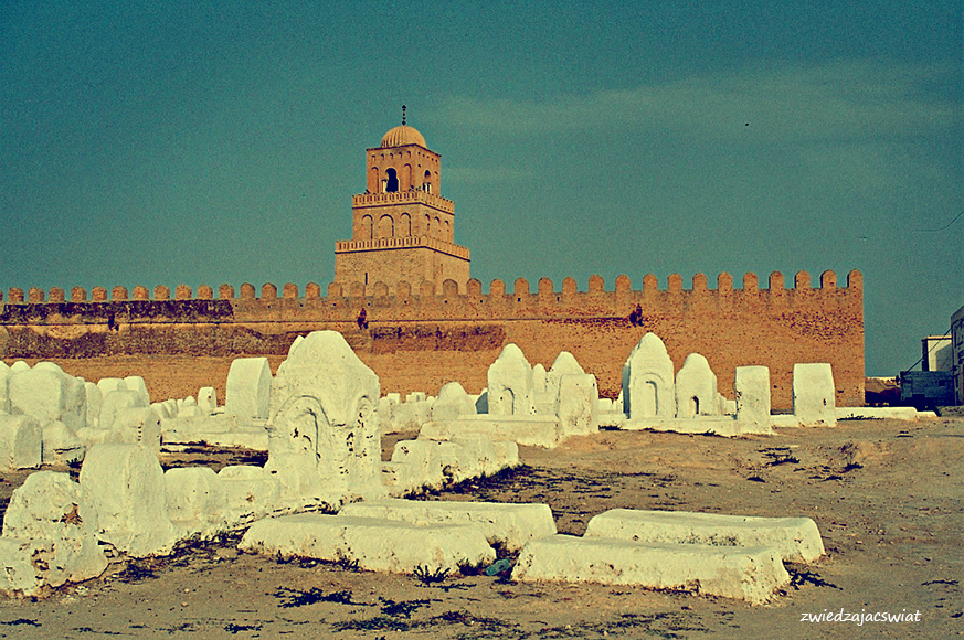 Kairouan, Wielki Meczet. Przed nim muzułmański cmentarz
